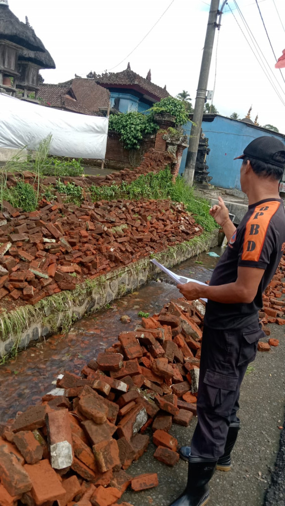 Tembok Roboh di Banjar Kuwum, Desa Mengwi, Kecamatan Mengwi Tanggal 05 Desember 2023